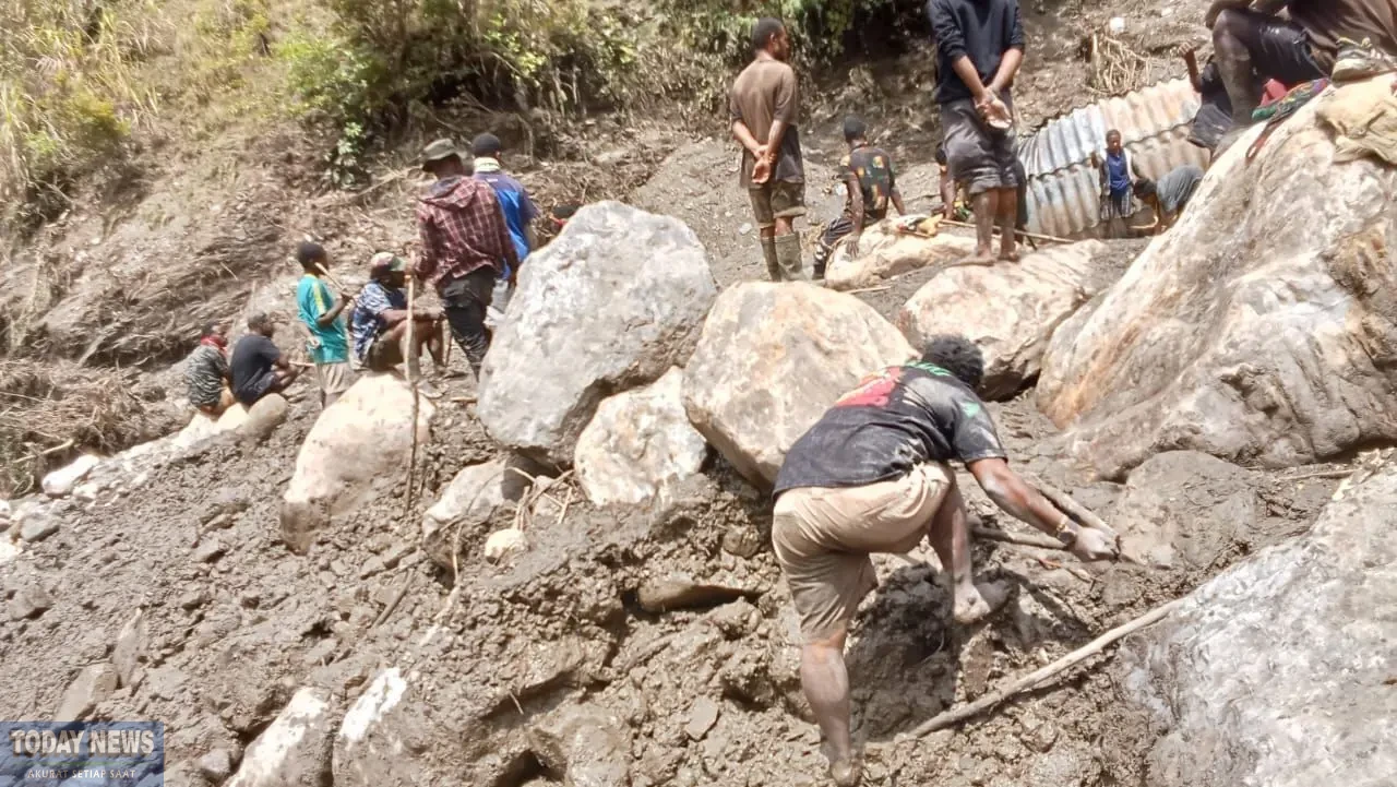 Proses pencarian korban hilang dan evakuasi korban meninggal dunia akibat banjir bandang yang melanda Kabupaten Nduga, Papua Pegunungan, Selasa (4/11).