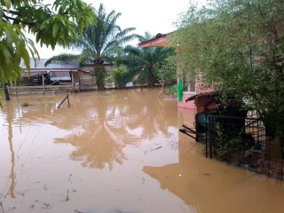 Kondisi banjir yang melanda wilayah Kabupaten Aceh Jaya, Provinsi Aceh pada Selasa (4/11).