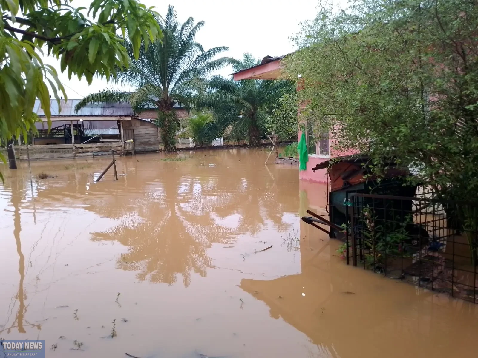 Kondisi banjir yang melanda wilayah Kabupaten Aceh Jaya, Provinsi Aceh pada Selasa (4/11).