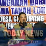 Deputi Bidang Penanganan Darurat BNPB, Mayjen TNI Budi Irawan (tengah) memimpin rapat koordinasi penanganan darurat bencana tanah longsor di Pos Lapangan Desa Cibeunying, Kecamatan Majenang, Kabupaten Cilacap, Jawa Tengah pada Jumat (14/11).
