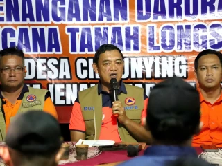 Deputi Bidang Penanganan Darurat BNPB, Mayjen TNI Budi Irawan (tengah) memimpin rapat koordinasi penanganan darurat bencana tanah longsor di Pos Lapangan Desa Cibeunying, Kecamatan Majenang, Kabupaten Cilacap, Jawa Tengah pada Jumat (14/11).