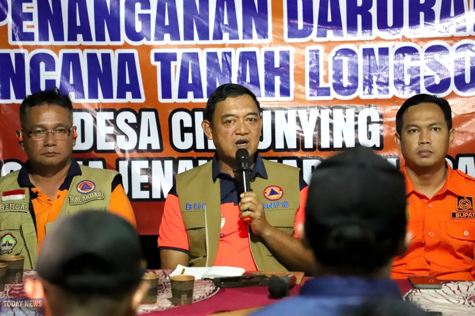 Deputi Bidang Penanganan Darurat BNPB, Mayjen TNI Budi Irawan (tengah) memimpin rapat koordinasi penanganan darurat bencana tanah longsor di Pos Lapangan Desa Cibeunying, Kecamatan Majenang, Kabupaten Cilacap, Jawa Tengah pada Jumat (14/11).