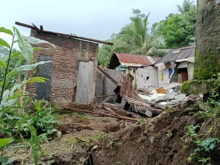 Kondisi rumah warga pasca terdampak longsor di Kabupaten Purbalingga, Jawa Tengah pada Jumat (14/11).