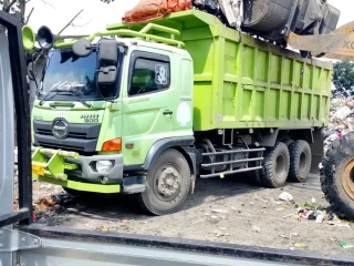 Bandung Masih Jadi Lautan Sampah, Tujuh Armada Diturunkan ke TPS Ciwastra