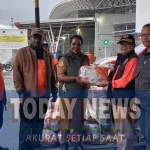 Direktur FPKP BNPB, Nelwan Harahap (topi hitam dan rompi) menyerahkan dukungan kepada pemerintah daerah untuk penanganan darurat bencana di Kabupaten Papua Pegunungan, Senin (17/11).