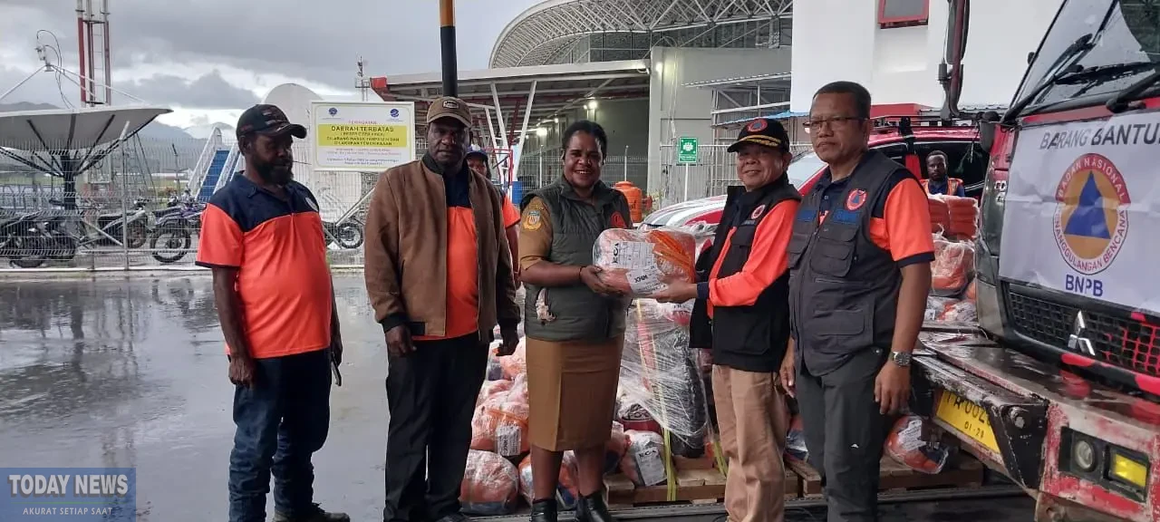 Direktur FPKP BNPB, Nelwan Harahap (topi hitam dan rompi) menyerahkan dukungan kepada pemerintah daerah untuk penanganan darurat bencana di Kabupaten Papua Pegunungan, Senin (17/11).