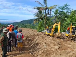 Tim SAR gabungan melakukan upaya pencarian dan pertolongan terhadap para warga yang masih dinyatakan hilang atas bencana tanah longsor di Desa Pandanarum, Kecamatan Pandanarum, Kabupaten Banjarnegara, Jawa Tengah, Rabu (19/11).