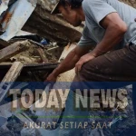 Seorang warga kembali ke rumah untuk mencari sisa barang-barang ditengah puing longsor di Desa Pandanarum, Kecamatan Pandanarum, Banjarnegara, Provinsi Jawa Tengah, Sabtu (22/11).