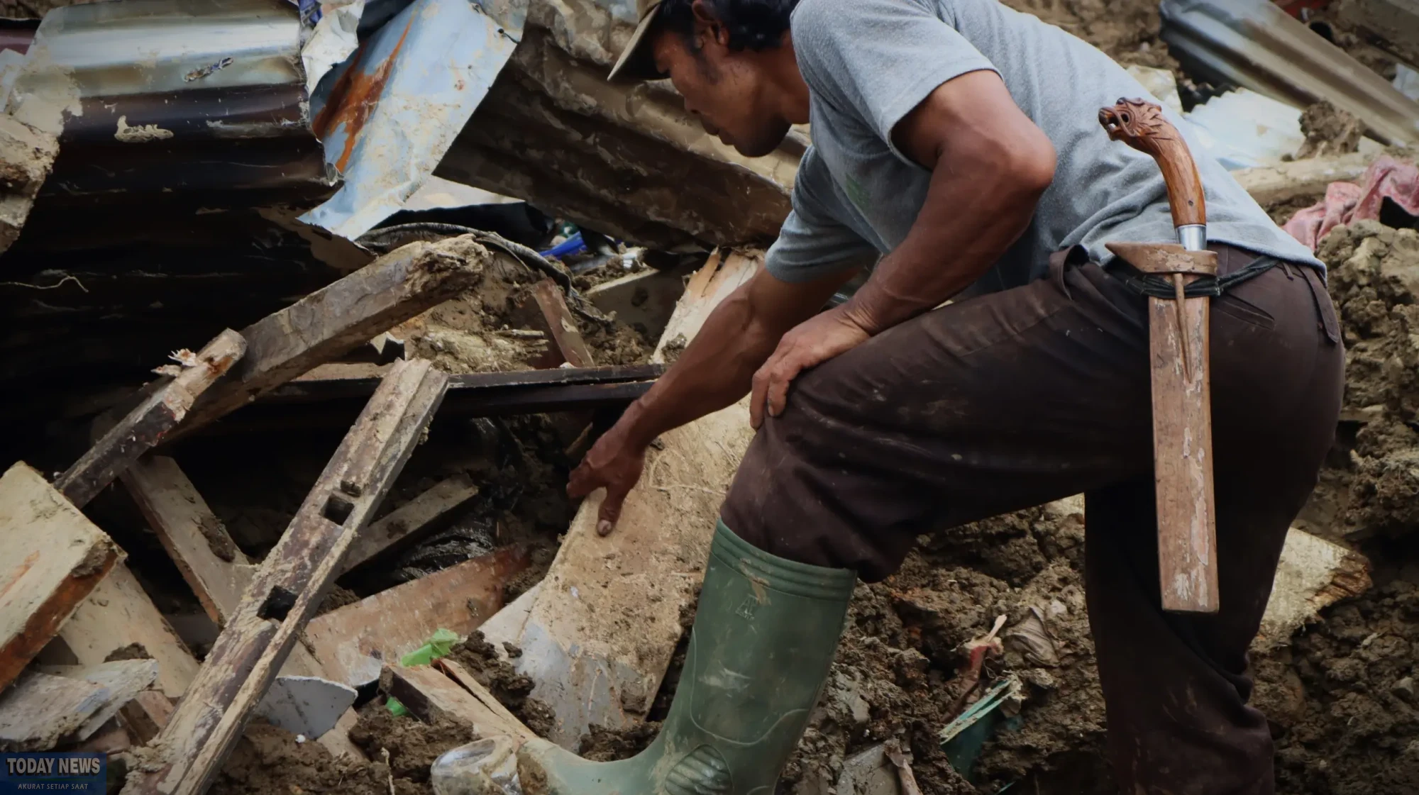 Seorang warga kembali ke rumah untuk mencari sisa barang-barang ditengah puing longsor di Desa Pandanarum, Kecamatan Pandanarum, Banjarnegara, Provinsi Jawa Tengah, Sabtu (22/11).