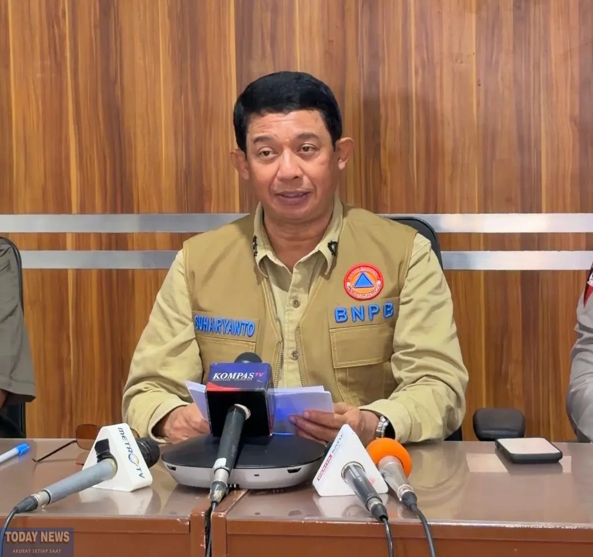 Kepala Badan Nasional Penanggulangan Bencana (BNPB) Letjen TNI Suharyanto, saat menyampaikan perkembangan penanganan bencana hidrometeorologi yang melanda Provinsi Sumatera Utara, Aceh dan Sumatra Barat dalam konferensi pers dari Bandara Silangit, Tapanuli Utara, Sumatra Utara, Jumat (28/11) sore.