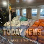 Barang bantuan logistik dan peralatan dikirim melalui jalur laut dengan menggunakan kapal Express Bahari di Pelabuhan Ulee Lheu, Banda Aceh, Provinsi Aceh, Minggu (30/11). Direncanakan bantuan ini akan menjangkau lima wilayah yakni Lhokseumawe, Aceh Utara, Aceh Timur, Kota Langsa dan Aceh Tamiang.