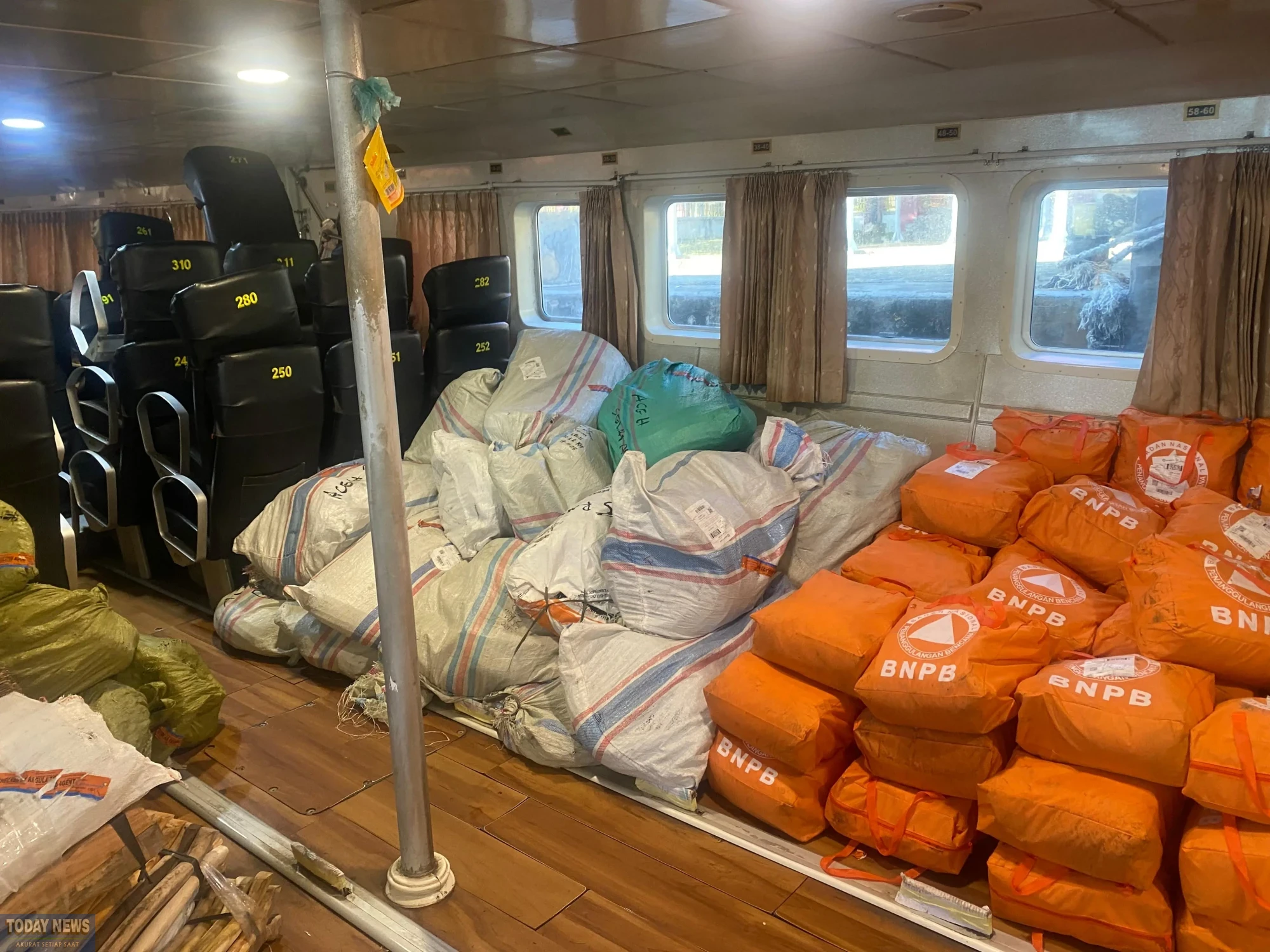 Barang bantuan logistik dan peralatan dikirim melalui jalur laut dengan menggunakan kapal Express Bahari di Pelabuhan Ulee Lheu, Banda Aceh, Provinsi Aceh, Minggu (30/11). Direncanakan bantuan ini akan menjangkau lima wilayah yakni Lhokseumawe, Aceh Utara, Aceh Timur, Kota Langsa dan Aceh Tamiang.