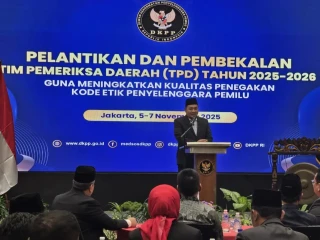 Ketua KPU RI Mochammad Afifuddin saat memberi sambutan dalam acara pelantikan Tim Pemeriksa Daerah (TPD) periode 2025-2026 di Hotel Mercure Ancol, Jakarta Utara, Kamis (6/11/2025).