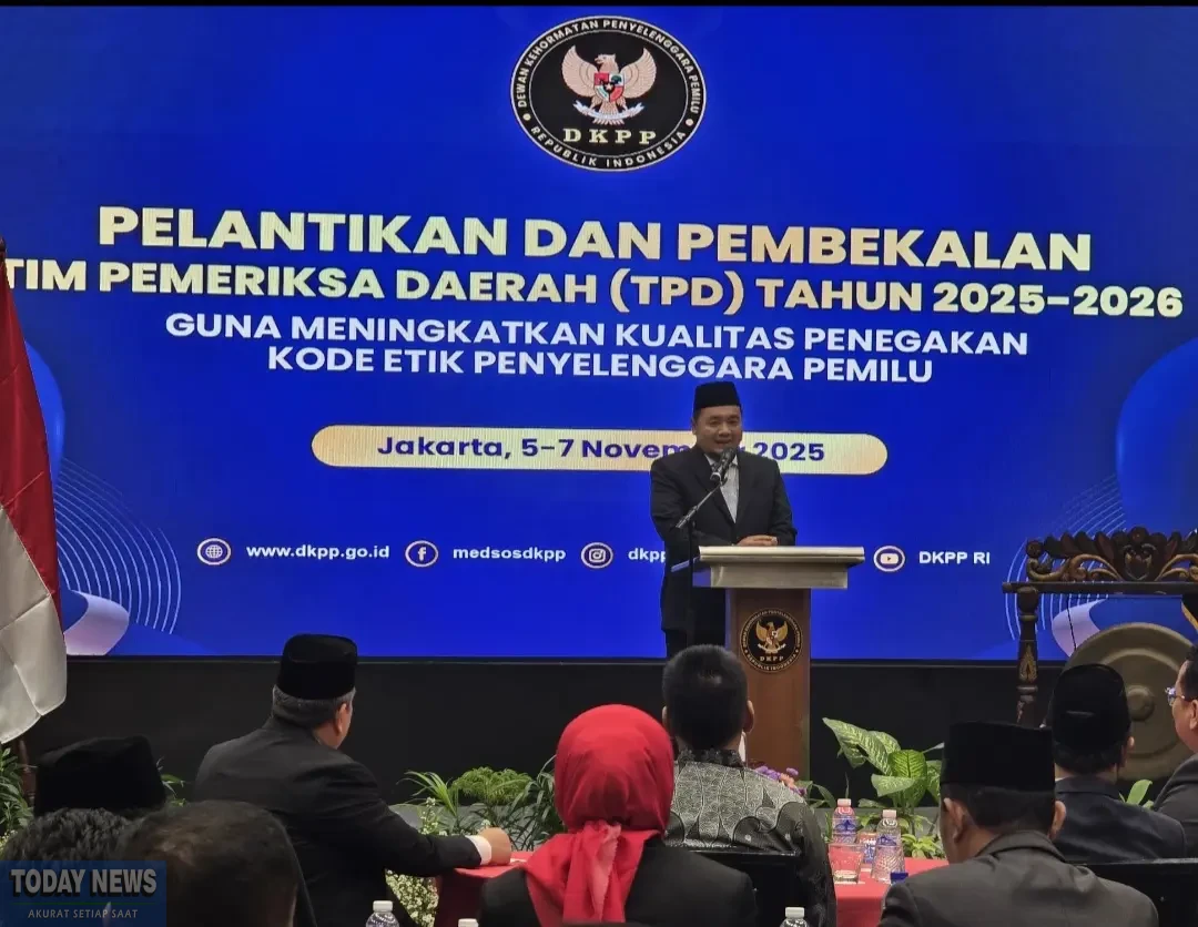 Ketua KPU RI Mochammad Afifuddin saat memberi sambutan dalam acara pelantikan Tim Pemeriksa Daerah (TPD) periode 2025-2026 di Hotel Mercure Ancol, Jakarta Utara, Kamis (6/11/2025).