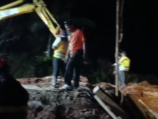 Proses pencarian dan pertolongan korban longsor di Kecamatan Majenang, Kabupaten Cilacap pada Kamis (13/11) malam.