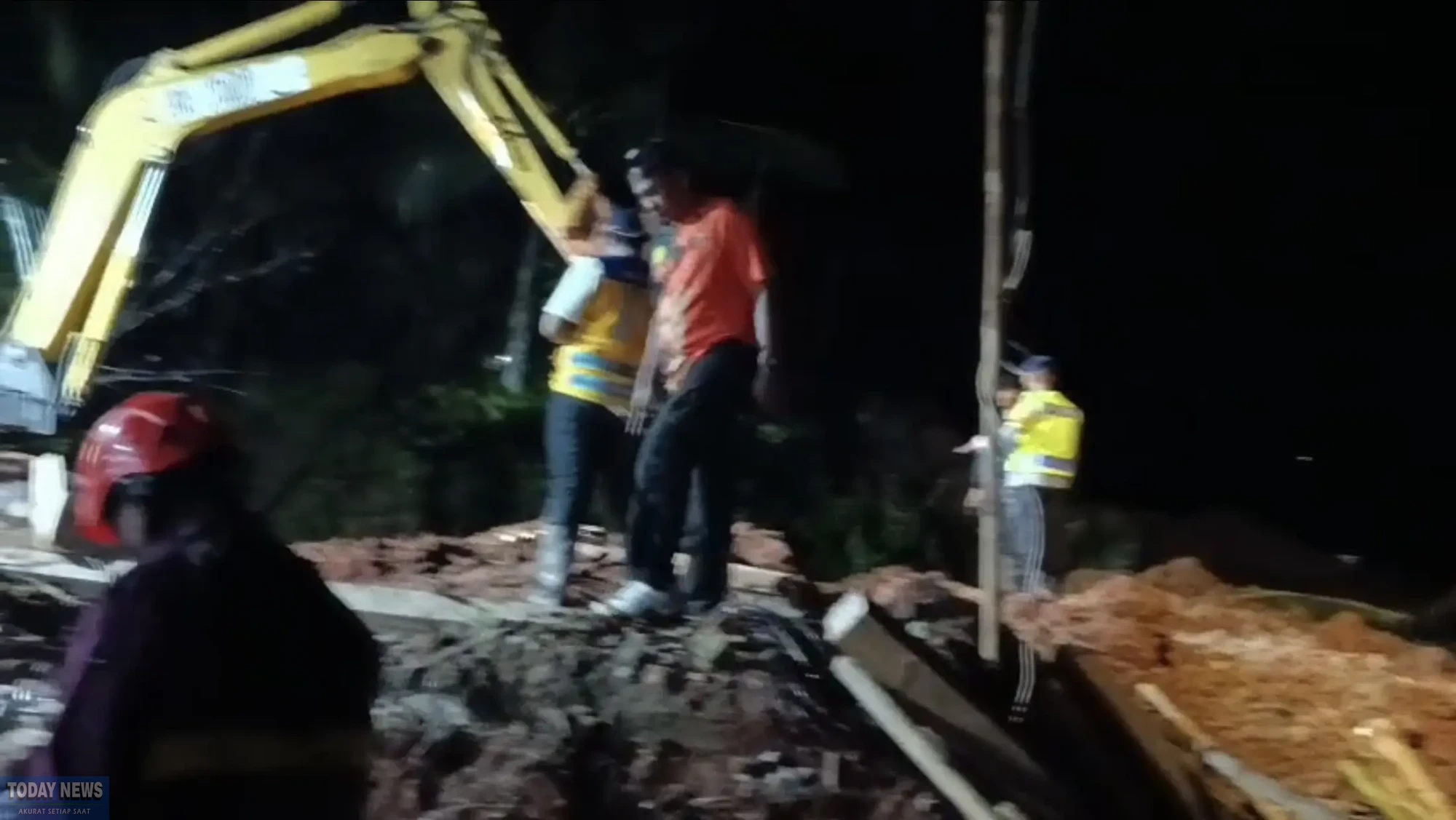 Proses pencarian dan pertolongan korban longsor di Kecamatan Majenang, Kabupaten Cilacap pada Kamis (13/11) malam.