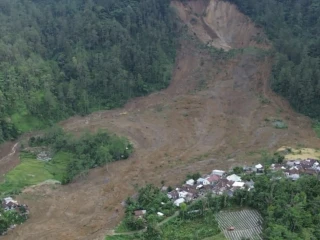 Dokumentasi drone wilayah yang terdampak longsor di Kabupaten Banjarnegara yang terjadi pada Sabtu (15/11).