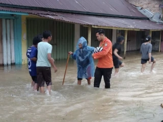 Banjir melanda 21 nagari dan 8 kecamatan di wilayah Kabupaten Padang Pariaman, Provinsi Sumatra Barat pada Minggu (23/11).