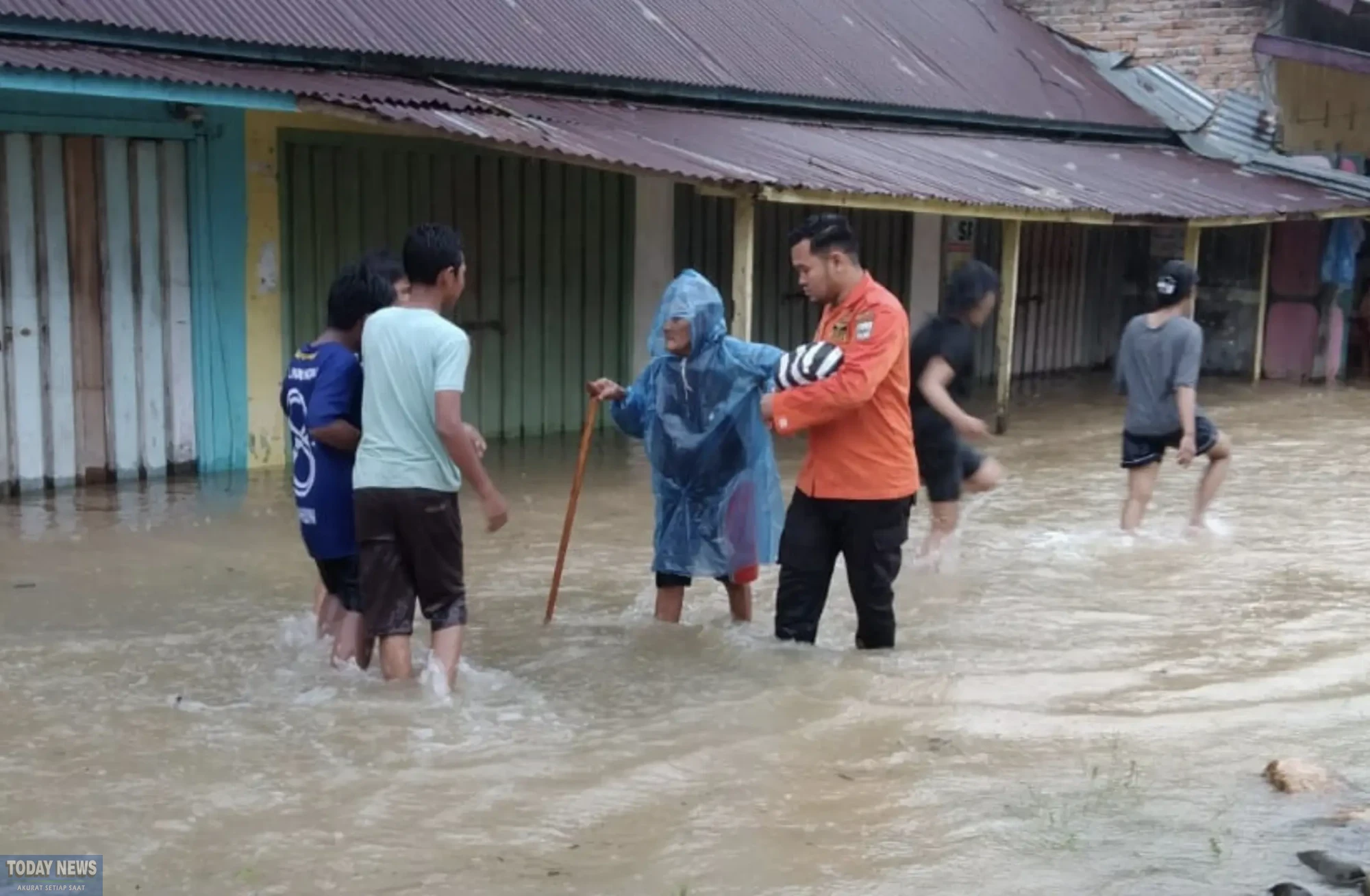 Banjir melanda 21 nagari dan 8 kecamatan di wilayah Kabupaten Padang Pariaman, Provinsi Sumatra Barat pada Minggu (23/11).