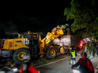Tumpukan Sampah di TPS Gunung Batu Timur Mulai Diangkut