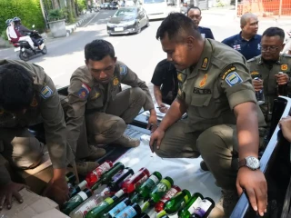 Satpol PP Kota Bandung Sita 134 Botol Minuman Beralkohol dan 1.303 Obat Ilegal
