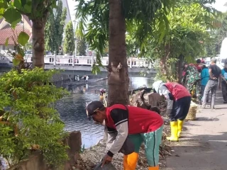 Pemkot Bersihkan Kali Semarang