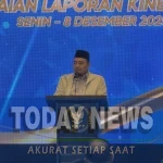 Ketua KPU RI Mochammad Afifuddin saat memberikan sambutan dalam acara Laporan Kinerja DKPP RI Tahun 2025 di Hotel L'Eminence, Lembang, Bandung, Jawa Barat, Senin (8/12/2025).