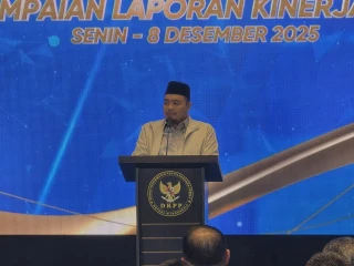 Ketua KPU RI Mochammad Afifuddin saat memberikan sambutan dalam acara Laporan Kinerja DKPP RI Tahun 2025 di Hotel L'Eminence, Lembang, Bandung, Jawa Barat, Senin (8/12/2025).