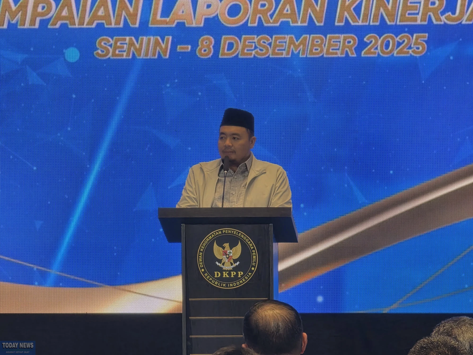 Ketua KPU RI Mochammad Afifuddin saat memberikan sambutan dalam acara Laporan Kinerja DKPP RI Tahun 2025 di Hotel L'Eminence, Lembang, Bandung, Jawa Barat, Senin (8/12/2025).