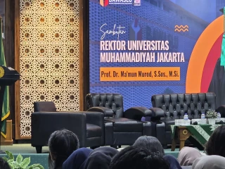 Rektor Universitas Muhammadiyah Jakarta, Prof. Dr. Ma'mum Murod saat memberikan sambutan dalam acara Bawaslu Goes To Campus: Sosialisasi Penanganan Pelanggaran Pemuktakhiran Daftar Pemilih Bagi Pemilih Pemula di Universitas Muhammadiyah Jakarta, Tangerang Selatan, Kamis (18/12/2025).