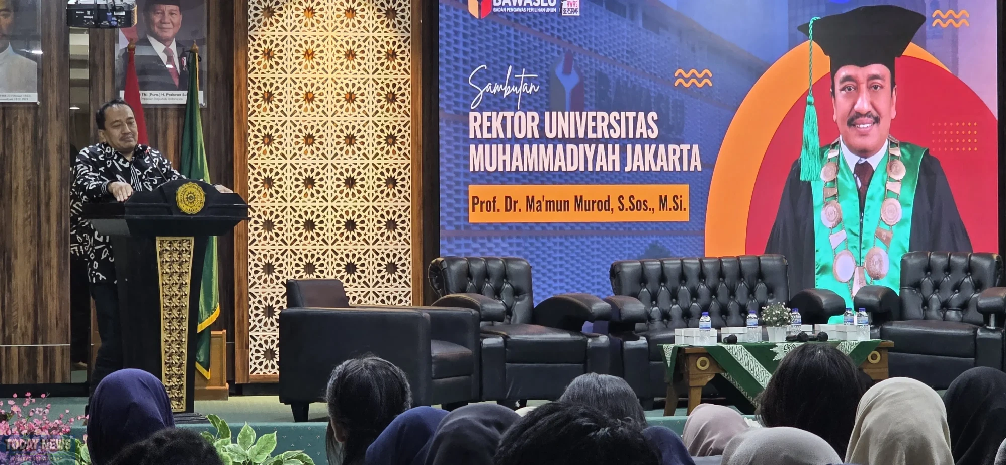Rektor Universitas Muhammadiyah Jakarta, Prof. Dr. Ma'mum Murod saat memberikan sambutan dalam acara Bawaslu Goes To Campus: Sosialisasi Penanganan Pelanggaran Pemuktakhiran Daftar Pemilih Bagi Pemilih Pemula di Universitas Muhammadiyah Jakarta, Tangerang Selatan, Kamis (18/12/2025).