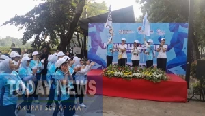 Pengibaran bendera Start oleh ibu ibu Seruni