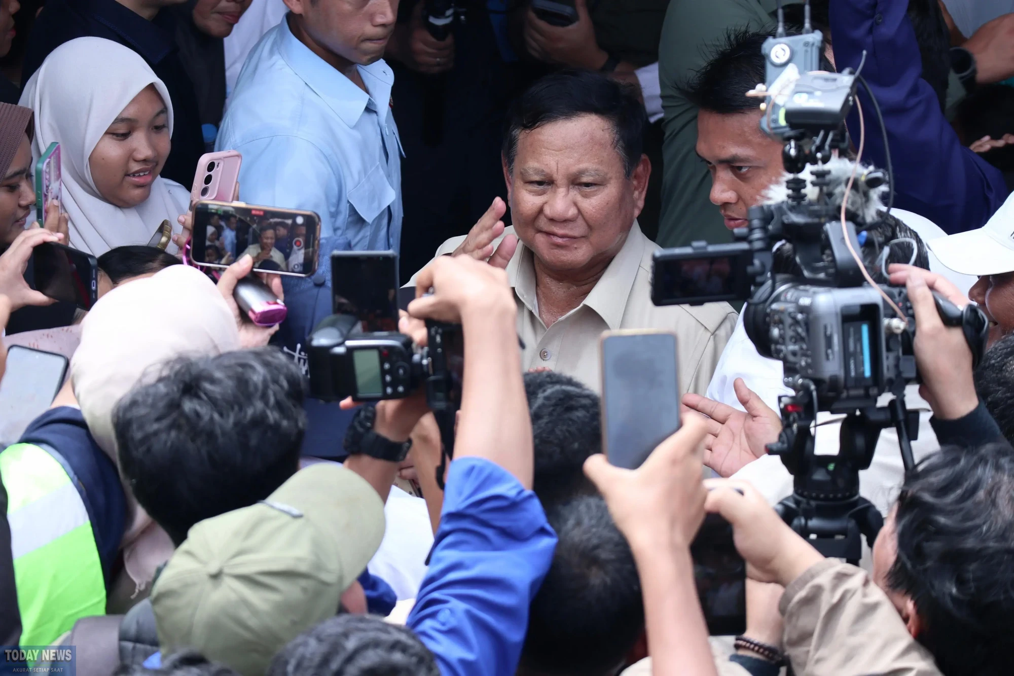 Presiden RI Prabowo Subianto (tengah) memberikan sambutan dan harapan kepada warga penyintas banjir di MTs N 1 Langkat, Tanjung Pura, Kabupaten Langkat, Sumatra Utara, Sabtu (13/12).