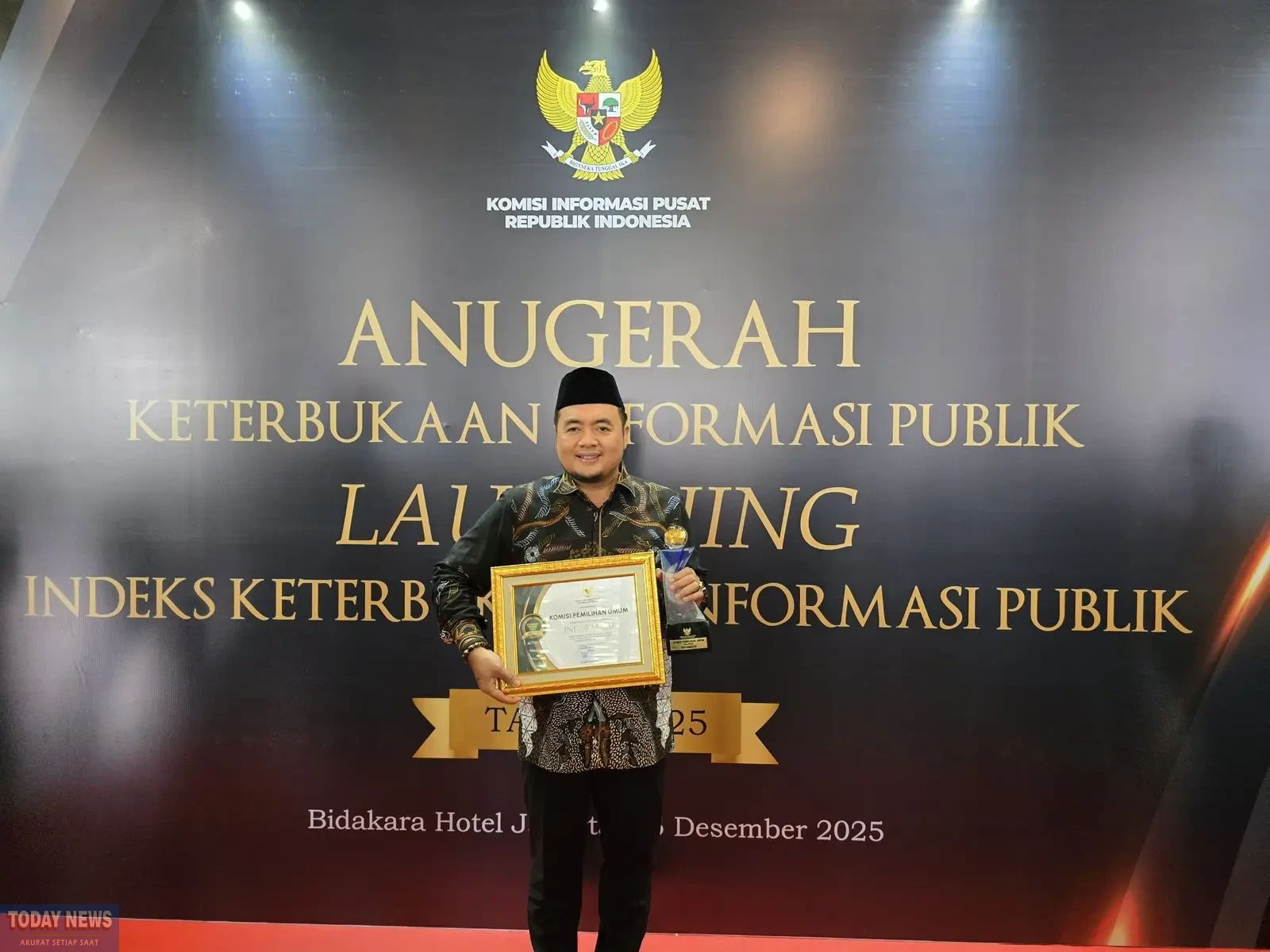 Mochammad Afifuddin saat menerima Anugerah Keterbukaan Informasi Publik dari Komisi Informasi Pusat.