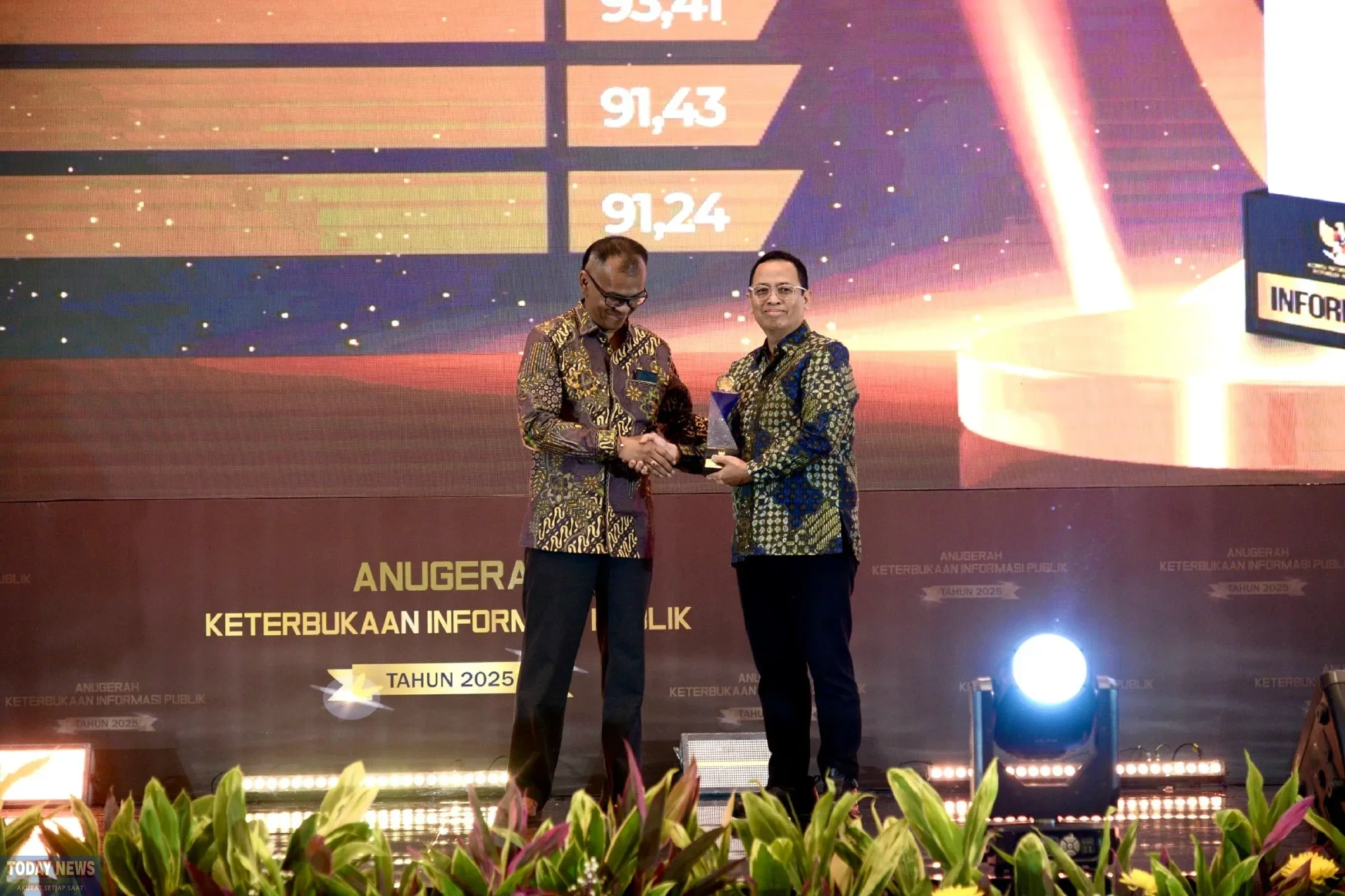 Bawaslu RI anugerah sebagai 'Lembaga Non Struktural Informatif Tahun 2025' dari Komisi Informasi Pusat (KIP).