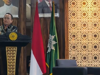 Anggota Bawaslu RI, Puadi saat memberikan sambutan dalam acara Bawasl Goes To Campus: Sosialisasi Penanganan Pelanggaran Pemutakhiran Data Pemilih di Universitas Muhammadiyah Jakarta, Kota Tangerang Selatan, Kamis (18/12/2025).