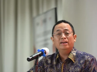 Anggota Bawaslu RI Puadi saat memberikan sambutan dalam acara Bawaslu Goes To Campus: Sosialisasi Penanganan Pelanggaran Pemutakhiran Data Pemilih di Kampus Pascasarjana Universitas Nasional, Jakarta Selatan, Jumat (19/12/2025).