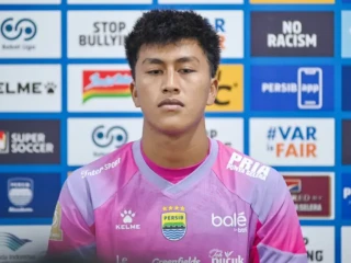 Kiper-Muda-Persib-Fitrah-Maulana-Akui-Tegang--Lalui-Debut-dengan-Manis-1765016673