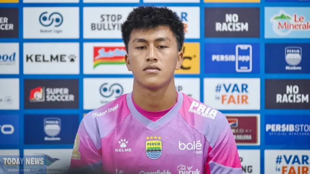 Kiper-Muda-Persib-Fitrah-Maulana-Akui-Tegang--Lalui-Debut-dengan-Manis-1765016673
