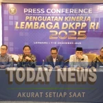Ketua DKPP RI, Heddy Lugito saat konferensi terkait Laporan Kinerja DKPP RI Tahun 2025 di Lembang, Jawa Barat.
