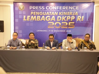 Ketua DKPP RI, Heddy Lugito saat konferensi terkait Laporan Kinerja DKPP RI Tahun 2025 di Lembang, Jawa Barat.
