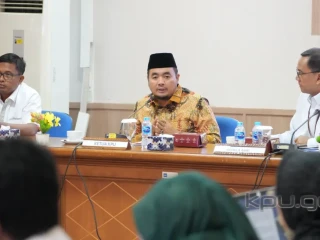 Ketua KPU Mochammad Afifuddin bersama Anggota KPU Idham Holik.