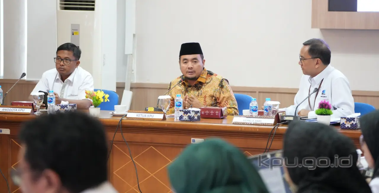 Ketua KPU Mochammad Afifuddin bersama Anggota KPU Idham Holik.