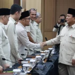 Wakil Menteri Haji dan Umrah (Wamenhaj) Dahnil Anzar Simanjuntak bersalaman dengan Presiden Prabowo Subianto.
