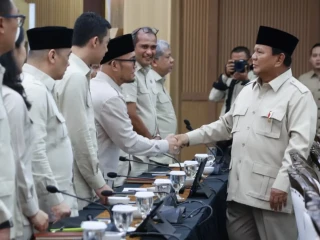 Wakil Menteri Haji dan Umrah (Wamenhaj) Dahnil Anzar Simanjuntak bersalaman dengan Presiden Prabowo Subianto.