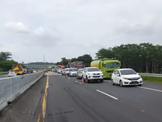 Petugas Bergerak Cepat Tangani Insiden di KM 354 A Tol Batang–Semarang