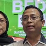 Anggota Bawaslu RI, Puadi bersama Istri, Siti Nur Subhiani saat peluncuran buku berjudul 'Dari Norma ke Praktik: Peran Strategis dalam Memperkuat Demokrasi Elektoral'.