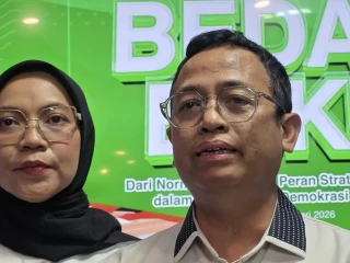 Anggota Bawaslu RI, Puadi bersama Istri, Siti Nur Subhiani saat peluncuran buku berjudul 'Dari Norma ke Praktik: Peran Strategis dalam Memperkuat Demokrasi Elektoral'.