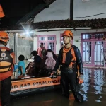 Tim SAR gabungan melakukan evakuasi warga terdampak banjir di Kabupaten Pekalongan pasa Sabtu (17/1). Foto dan video: BPBD Kabupaten Pekalongan