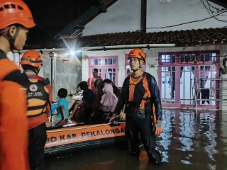 Tim SAR gabungan melakukan evakuasi warga terdampak banjir di Kabupaten Pekalongan pasa Sabtu (17/1). Foto dan video: BPBD Kabupaten Pekalongan